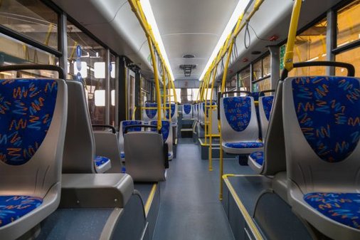 Innenraum eines leeren Busses