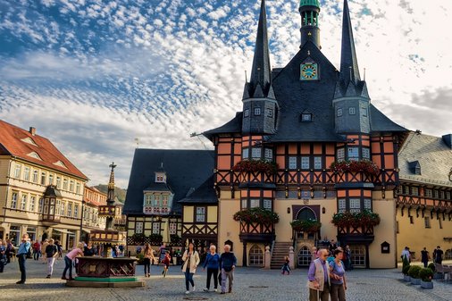Frontansicht des Rathauses in Wernigerode mit vielen Menschen davor