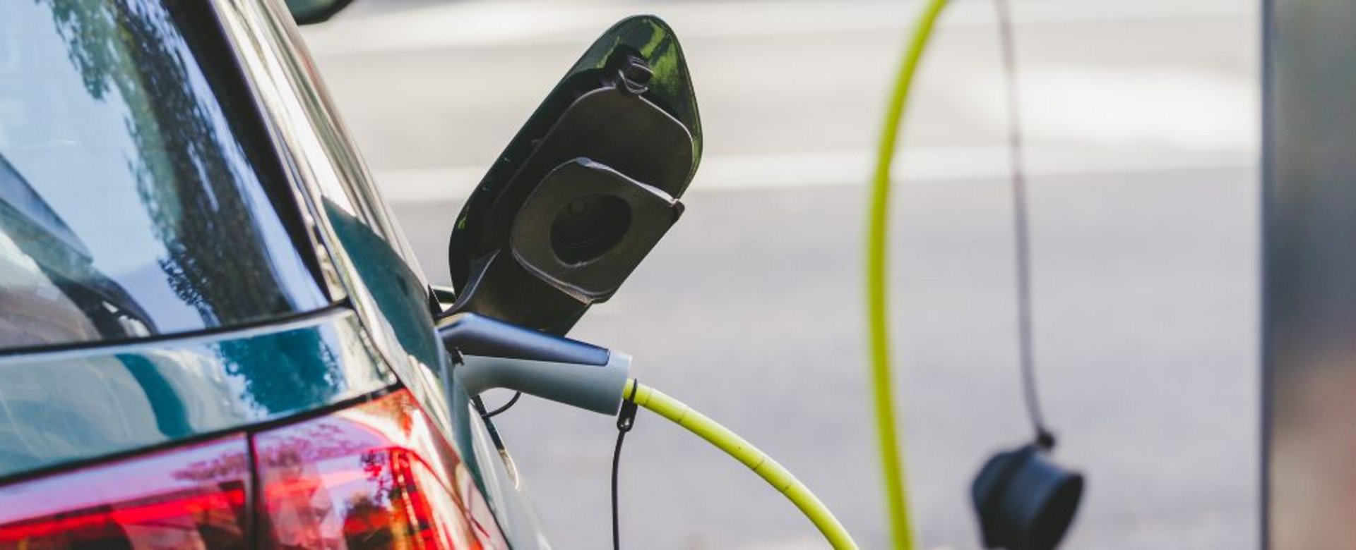 Nahaufnahme eines E-Autos an einer Ladesäule