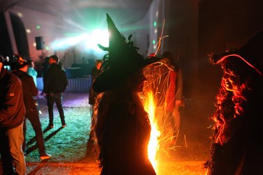 Hexe steht vor dem Walpurgisfeuer
