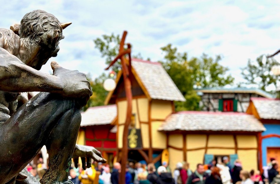 Teufelsstaute im Fokus, im Hintergrund das Hexendorf auf dem Hexentanzplatz