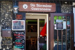 Eingang der Biermünze mit Schild über der Tür