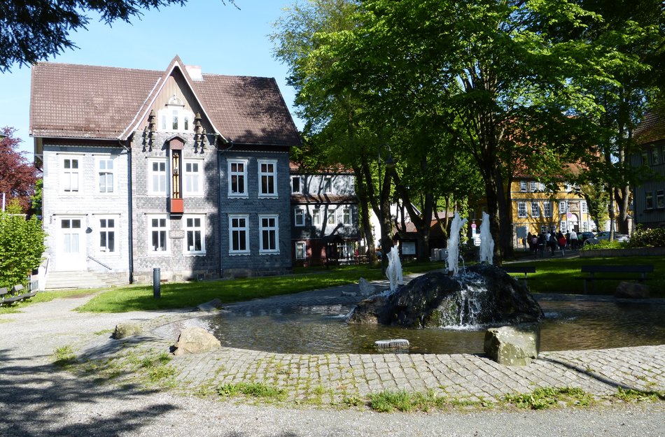 Blick auf den Vorplatz und das Gebäude des Glockenspiels in Zellerfeld