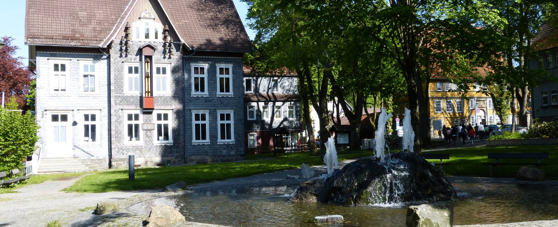 Blick auf den Vorplatz und das Gebäude des Glockenspiels in Zellerfeld