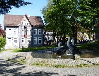 Blick auf den Vorplatz und das Gebäude des Glockenspiels in Zellerfeld