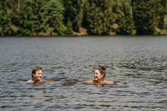 Mann und Frau schwimmen gemeinsam in einem See