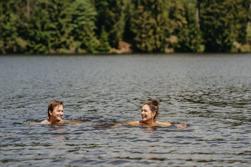 Mann und Frau schwimmen gemeinsam in einem See