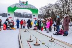 Familien spielen Eisstock schießen 