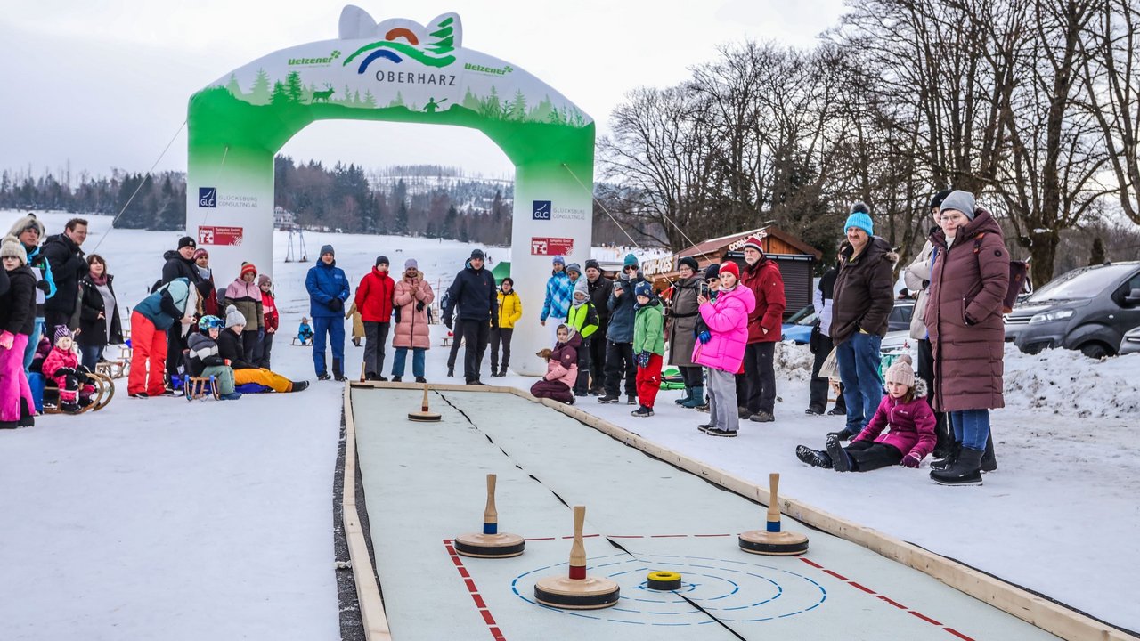 Familien spielen Eisstock schießen 