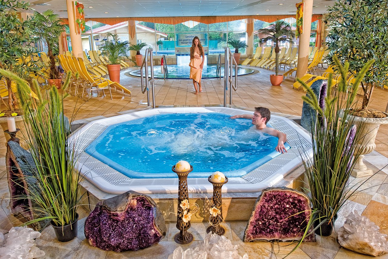 Frau geht zu einem Whirlpool in der Kristall-Therme Heisser Brocken