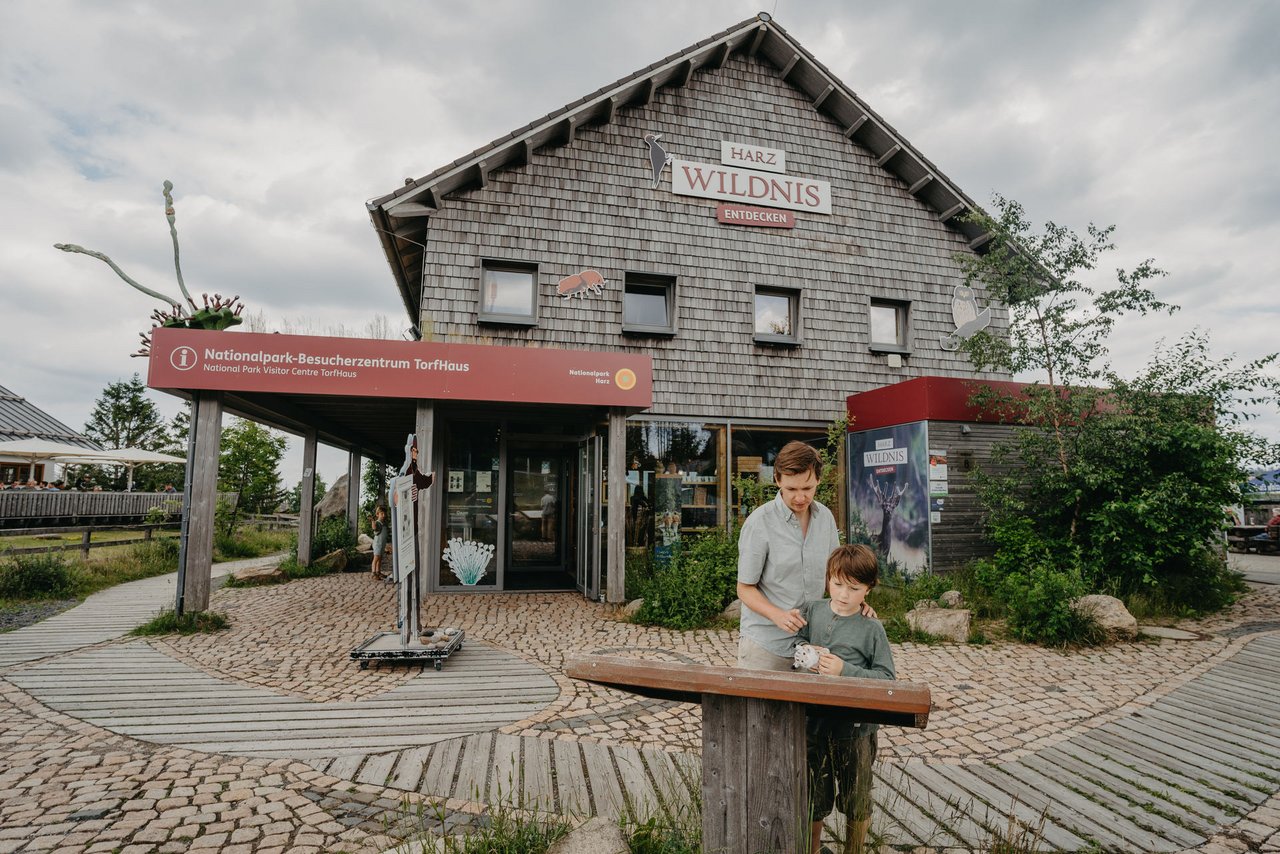 Mann und Junge vor dem Nationalpark-Besucherzentrum Torfhaus