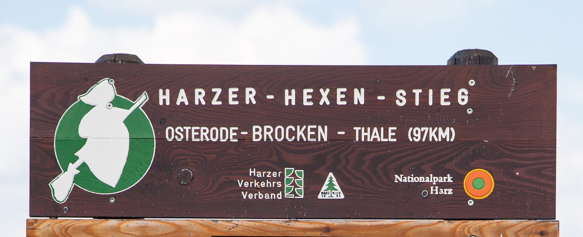 Wegweiserschild des Harzer Hexenstiegs