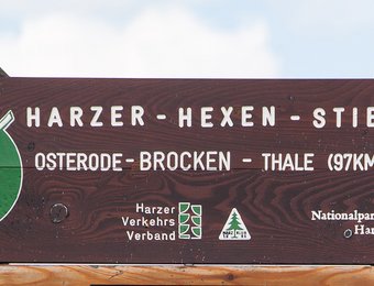 Wegweiserschild des Harzer Hexenstiegs