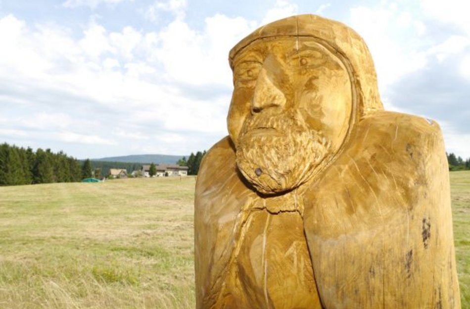 Geschnitzte Holzhexe mit Gesicht 