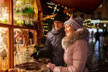 Frau und Mann schauen in Weihnachtsstand