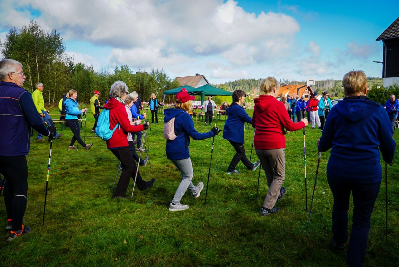 Aufwärmtraining beim Nordic Walking Cup