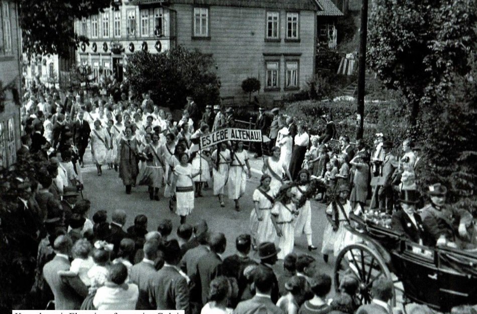 Blick auf einen früheren Umzug zum Heimatfest 