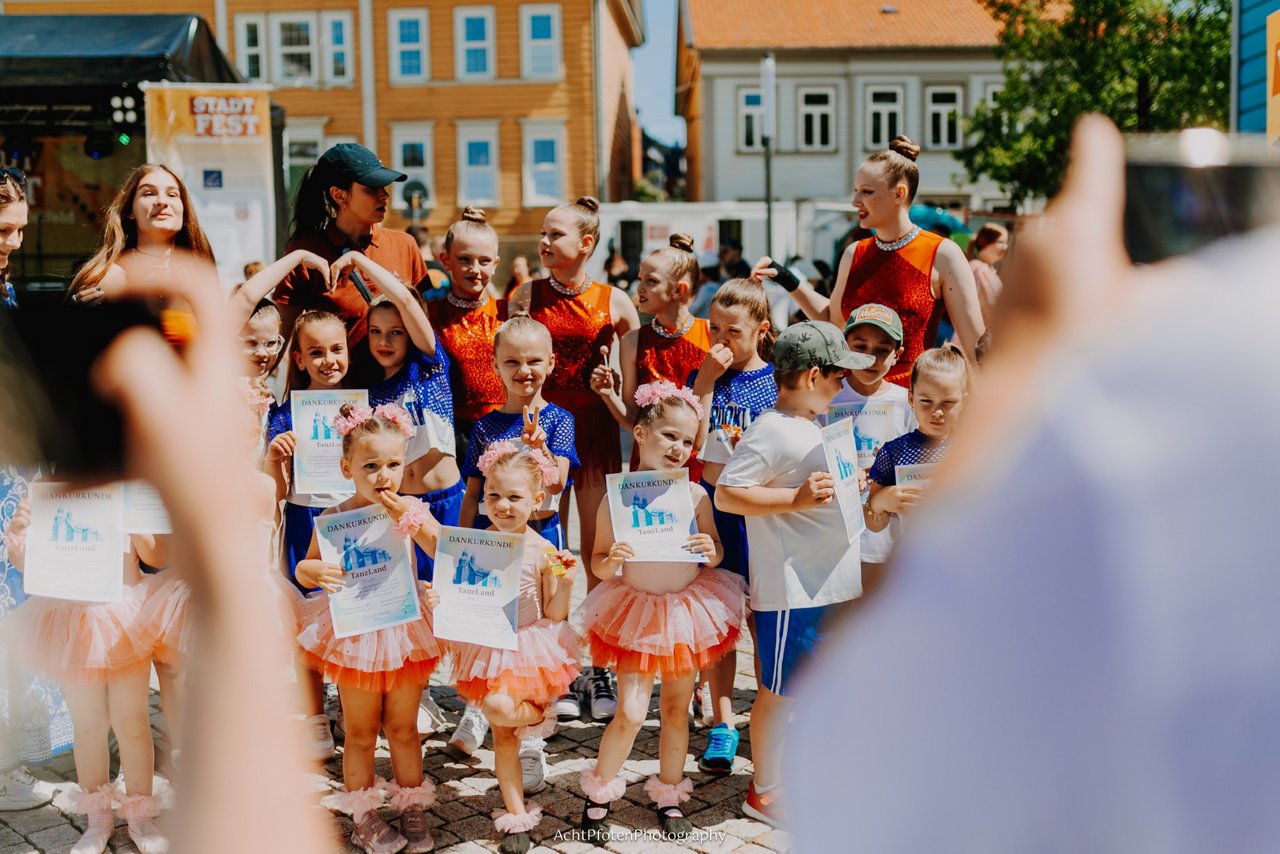 Tanzende Kinder vor der Bühne 