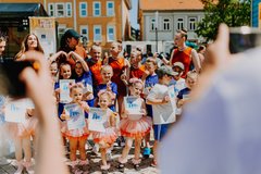 Tanzende Kinder vor der Bühne 