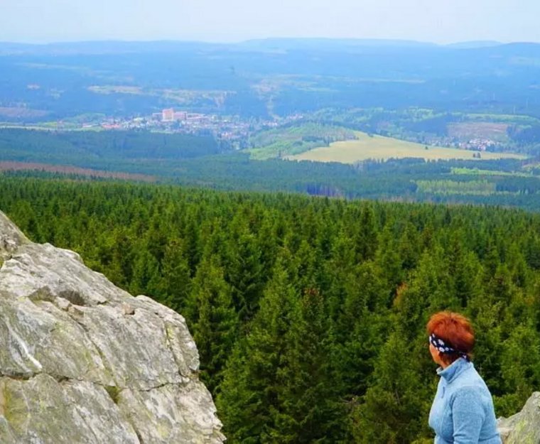 Frau sitzt auf den Felsen der Wolfswarte