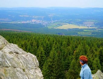 Frau sitzt auf den Felsen der Wolfswarte