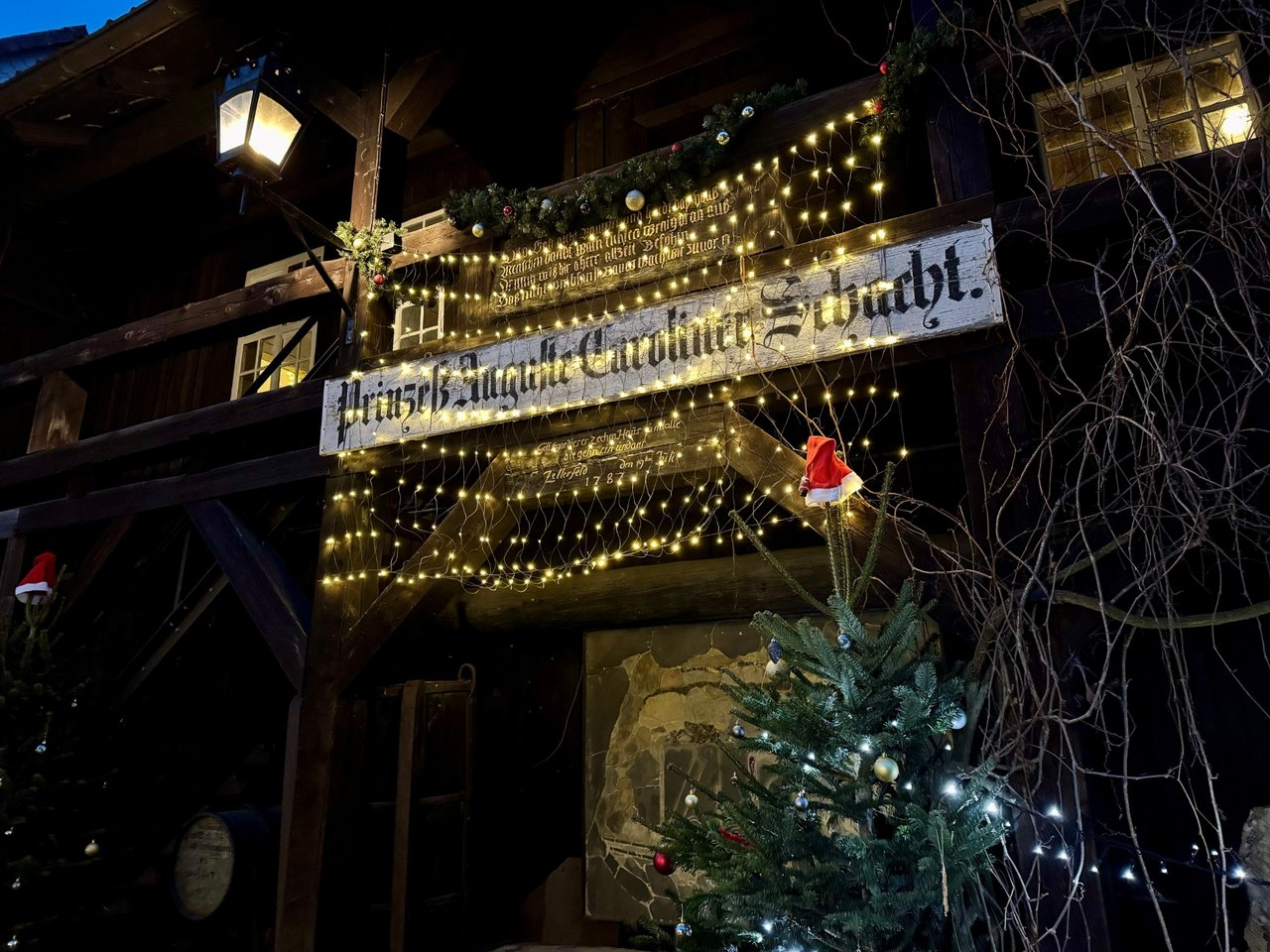 Beleuchtetes Museumsgelände 