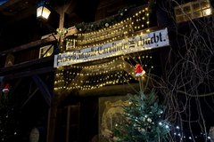 Beleuchtetes Museumsgelände 