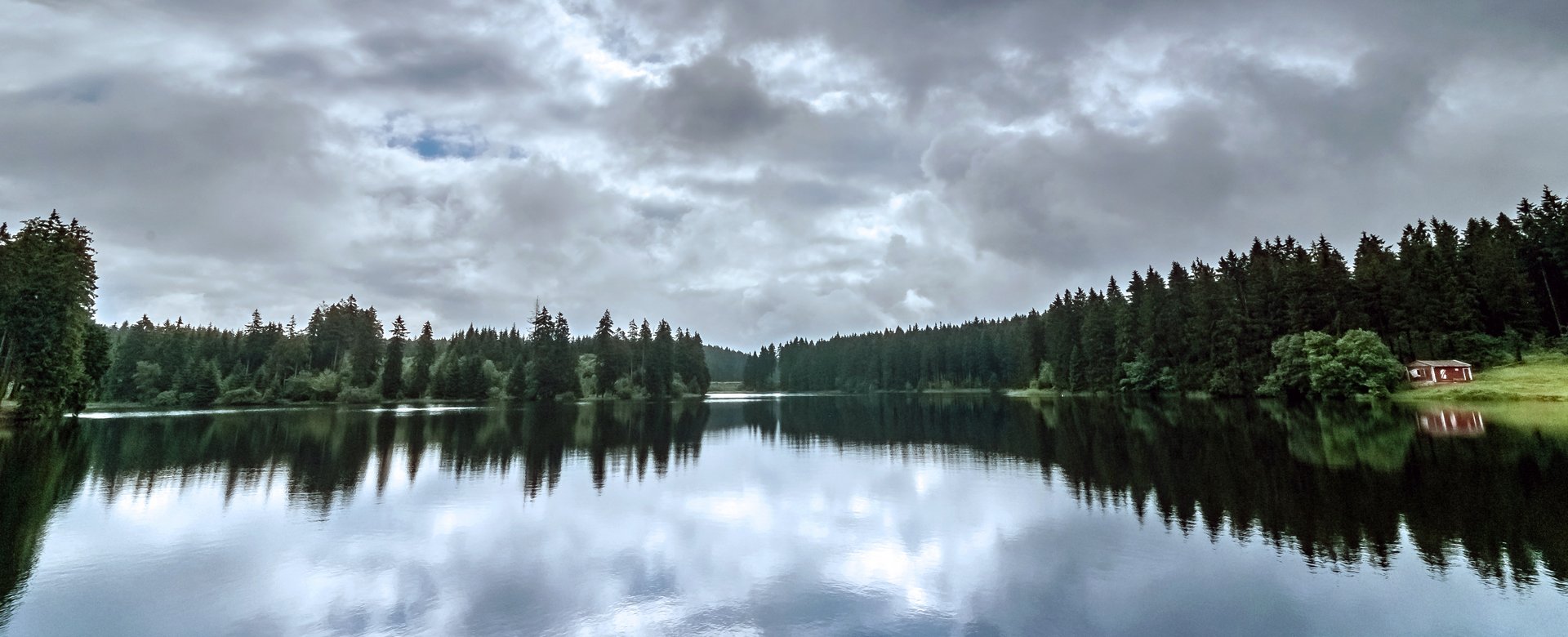 Blick auf einen Teich bei schlechtem Wetter