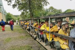 viele Personen sitzen in der Bergbau-Bahn und fahren gleich unter Tage