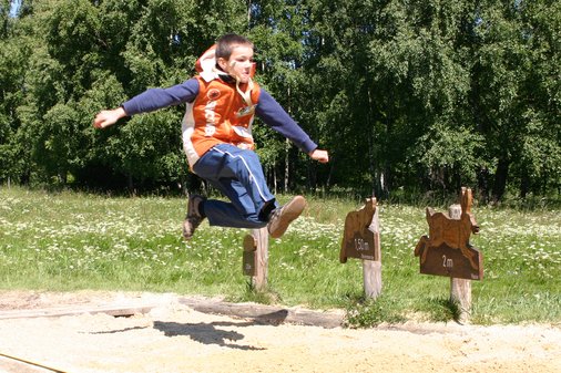 Ein Kind beim Springen