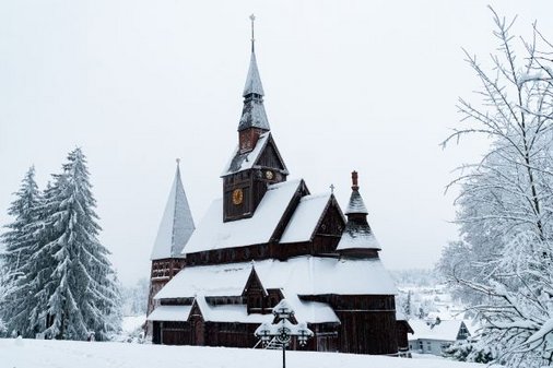 Stabkirche Hahnenklee im Winter 