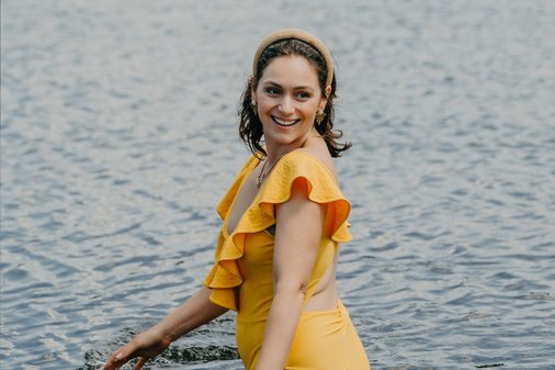 Frau steht Bauch hoch im Wasser