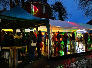 Beleuchtete Zelte der Winterparty im Marktgarten