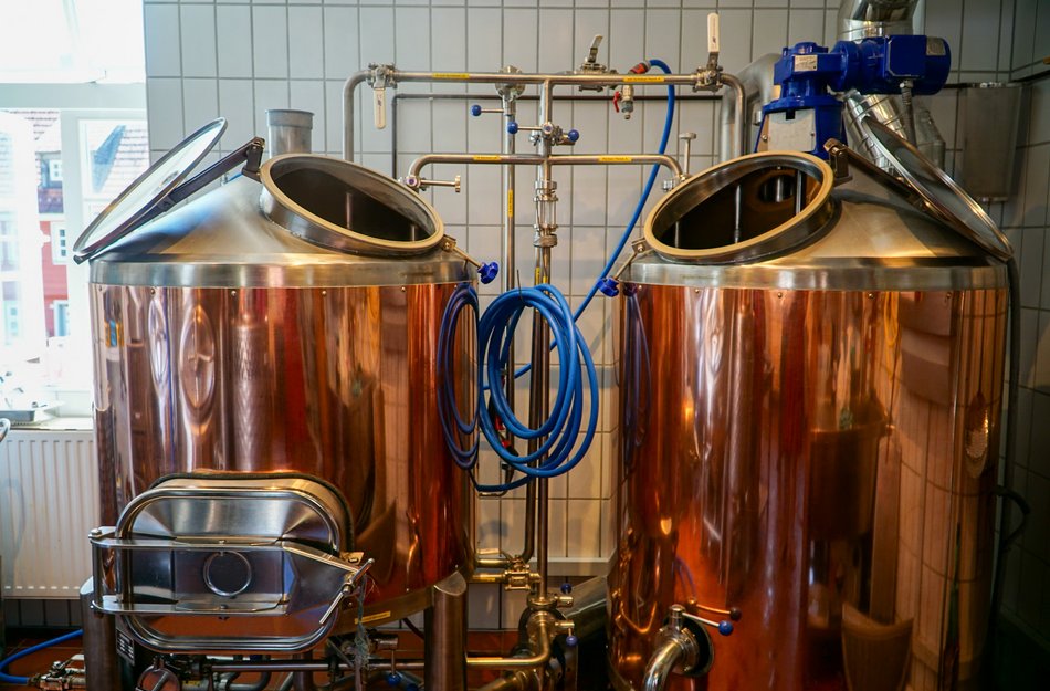 Zwei Bronze-Kessel zur Herstellung von Bier