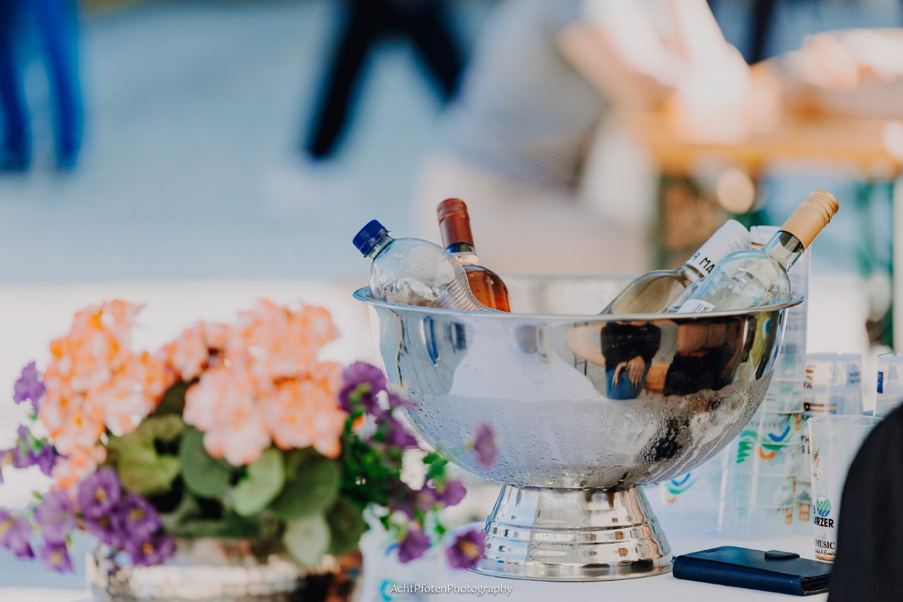 Blumen und Wein auf einem Tisch