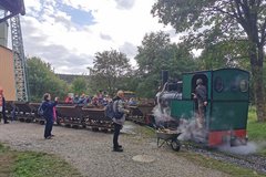 viele Personen fahren mit der Bergbau-Bahn