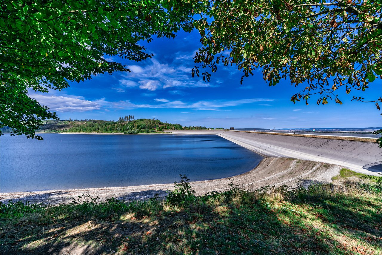 Blick auf die Staumauer der Granetalsperre