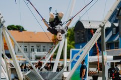 Kind springt Bungee-Trampolin