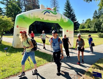 Läufer vor dem Starttor beim Nordic Walking Cup 
