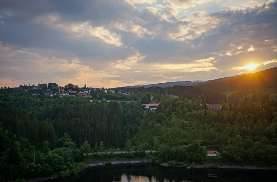 Schulenberg im Oberharz mit Okertalsperre im Vordergrund im Sonneuntergang