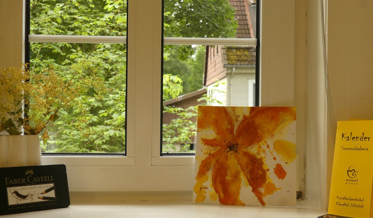 kleines Gemälde steht auf Fensterbank