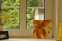 kleines Gemälde steht auf Fensterbank