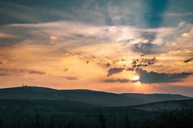 weiter Blick auf den Brocken bei Sonnenuntergang