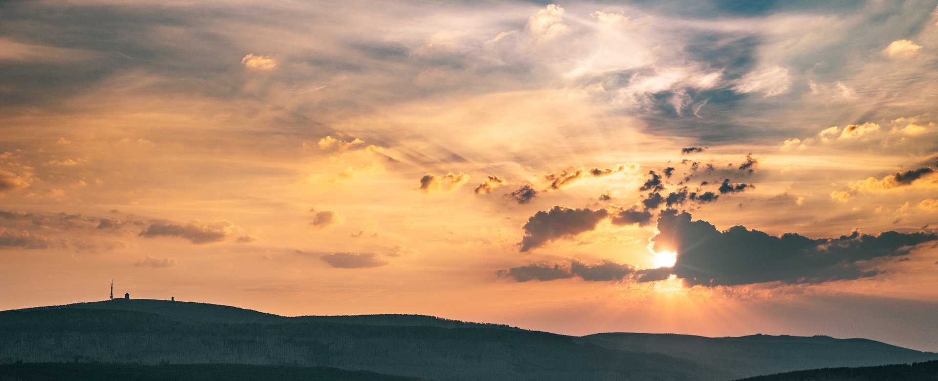 weiter Blick auf den Brocken bei Sonnenuntergang