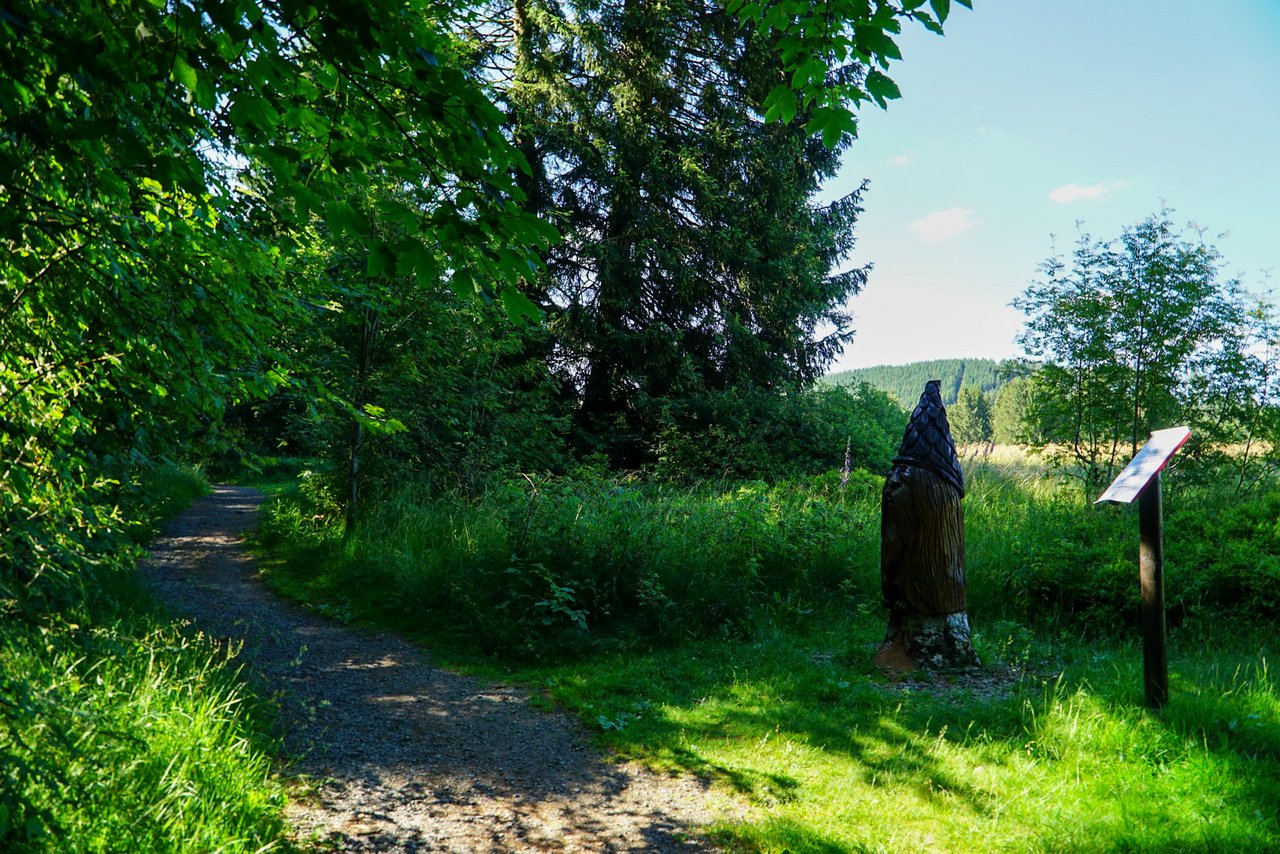 Natur mit Holzfigur 