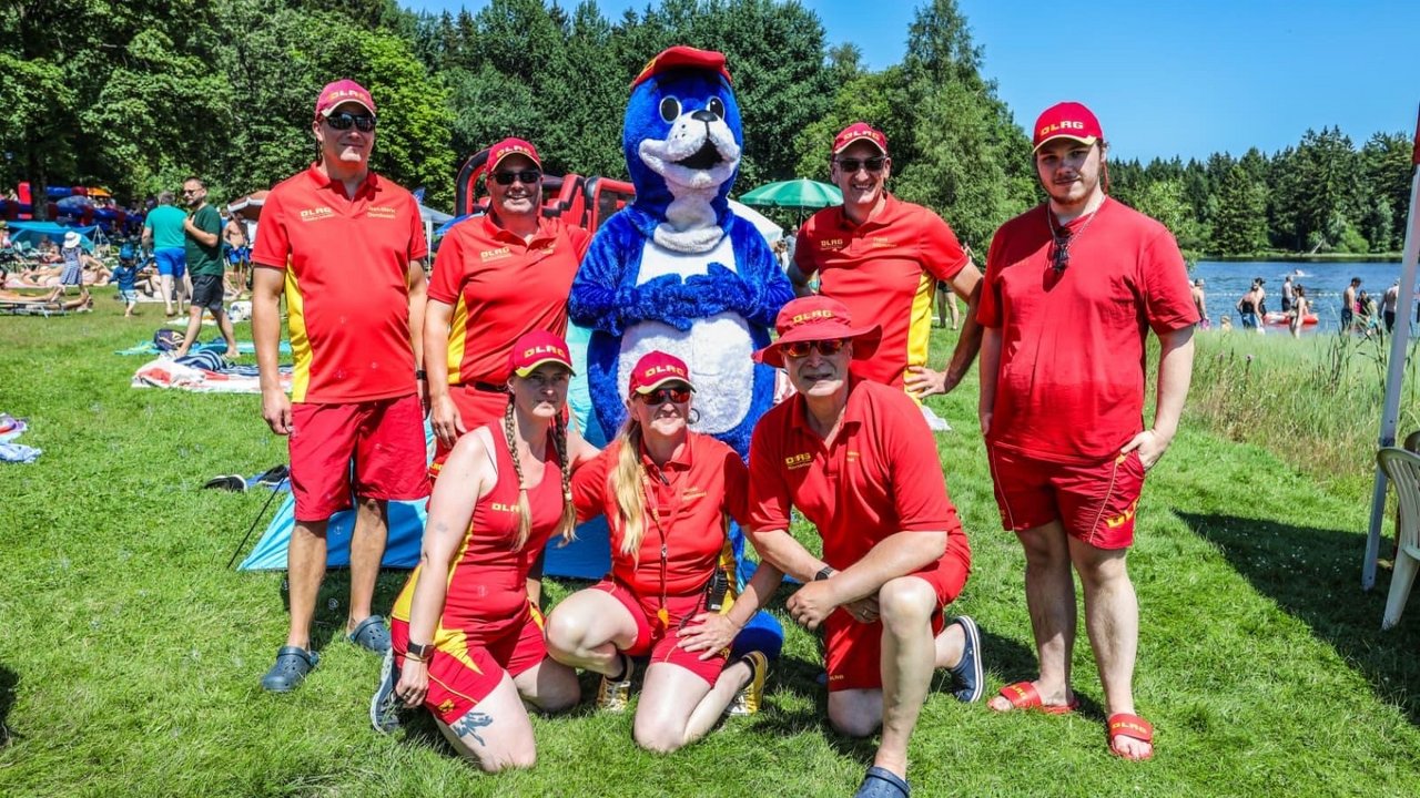 Die DLRG mit ihrem Maskottchen