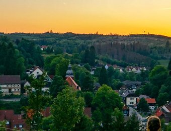 Blick auf Altenau beim Sonnenuntergang 