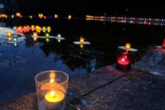 Lichterschiffe schwimmen auf dem Teich