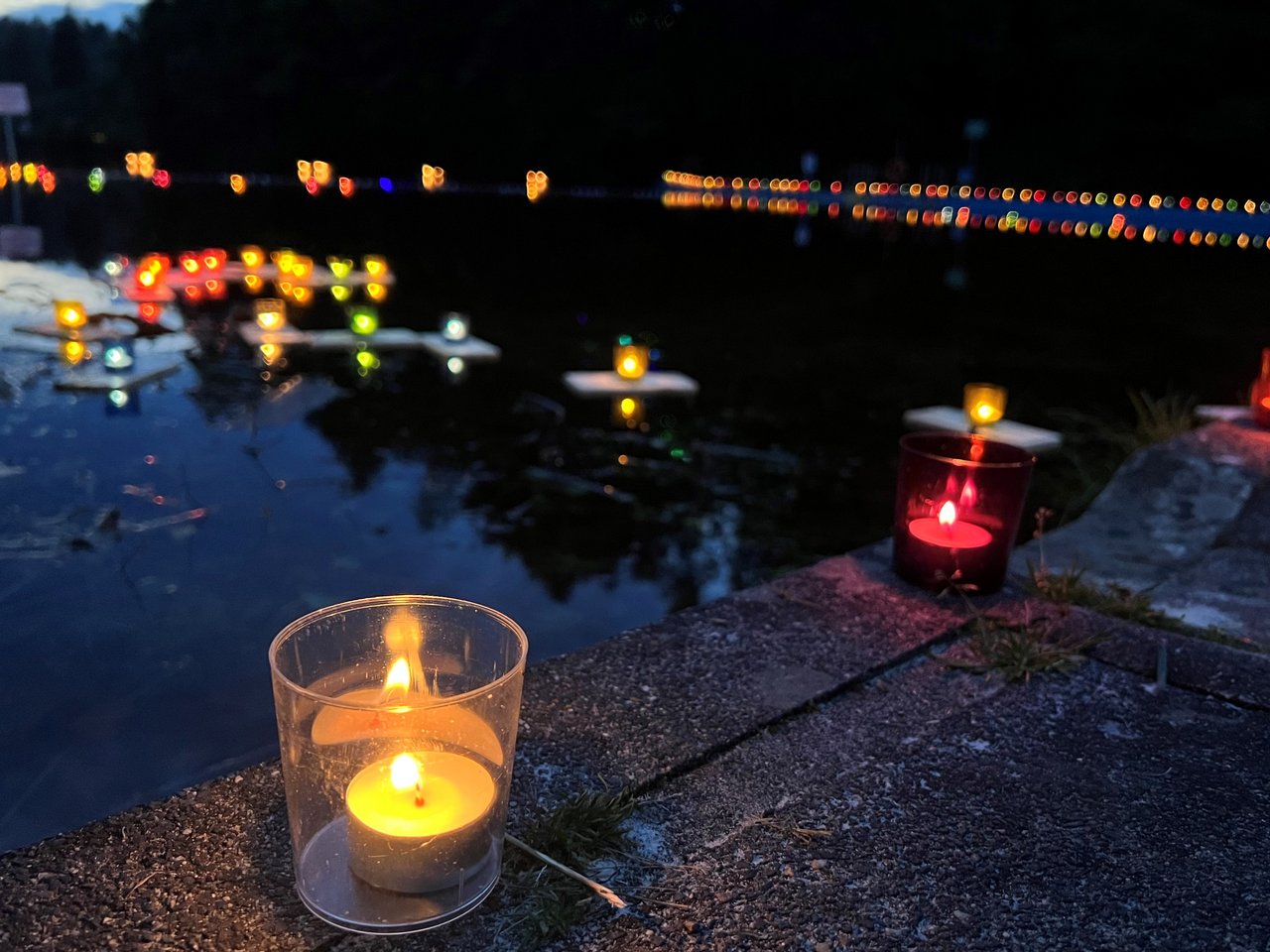 Lichterschiffe schwimmen auf dem Teich