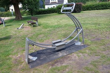 Lauf-Sportgerät im Mehrgenerationen Bewegungspark
